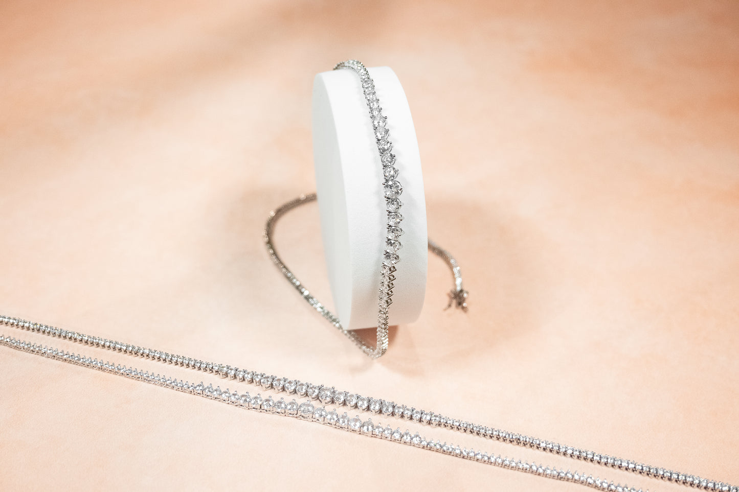 CLASSIC TENNIS RIVIERA 3 CLAWS (GRADUATED STONE SIZE, WHITE BASE)