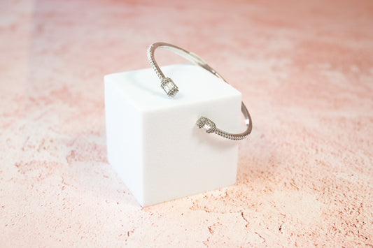 THE FANCY BAGUETTE-CUT BANGLE