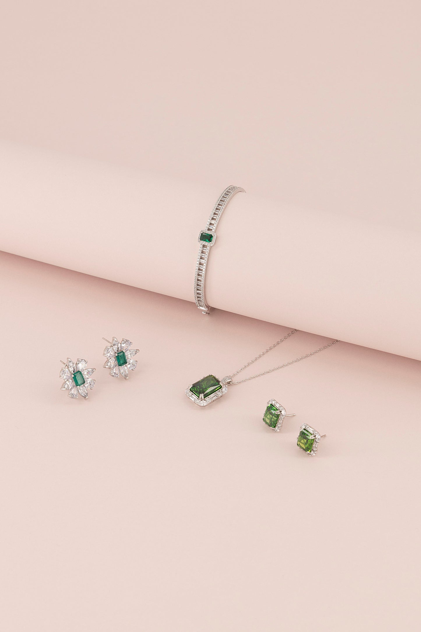 “OLIVE OASIS” NECKLACE